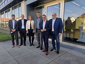 Gruppenfoto vor dem MicroNova Gebäude in Vierkirchen